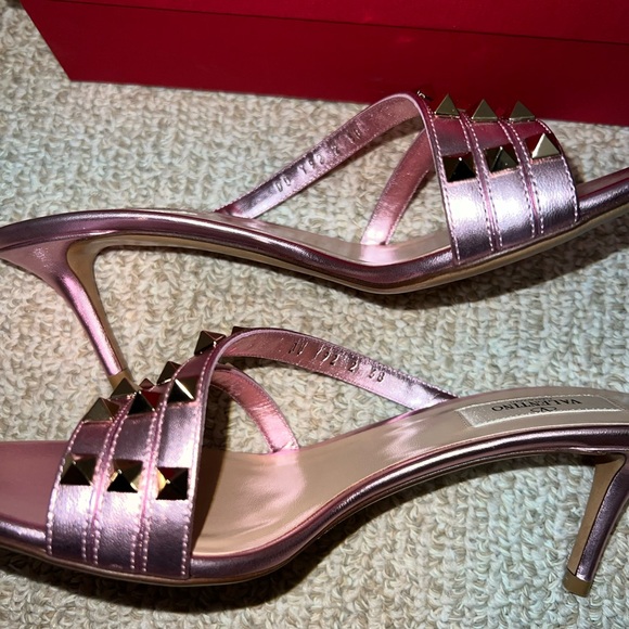 Valentino Garavani Rockstud Metallic Pink Leather Mule Slide Sandals - Picture 7 of 9